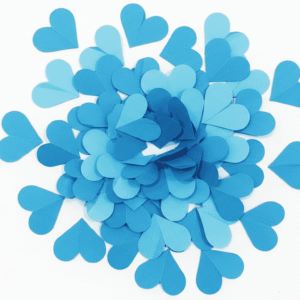 Confeti de corazones azules